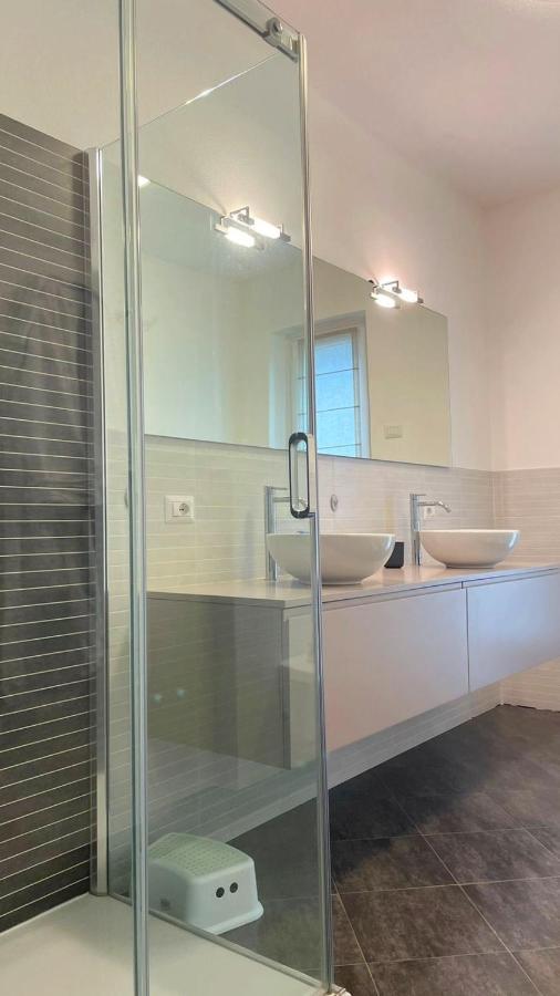 Lake View Apartment Argegno Bagian luar foto